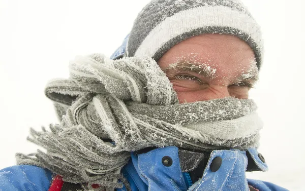 Homem na tempestade de inverno — Fotografia de Stock