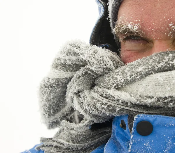 L'homme dans la tempête hivernale — Photo