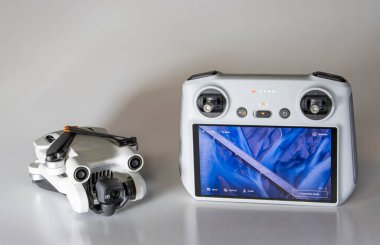IASI, ROMANIA - 21 Mayıs 2022: DJI Mini 3 Pro Drone ve RC denetleyici