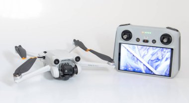 IASI, ROMANIA - 21 Mayıs 2022: RC denetleyicili DJI Mini 3 Pro Drone