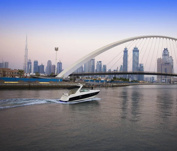 トレランス橋 ドバイ アラブ首長国連邦でのボート — ストック写真