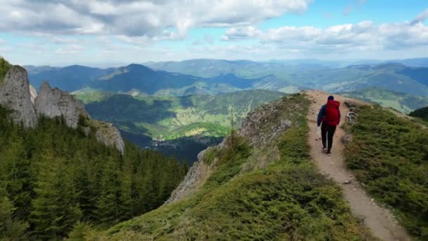 Mutlu Adam Dağın Tepesine Tırmanıyor Doğada Zafer Başarı Kavramı — Stok video