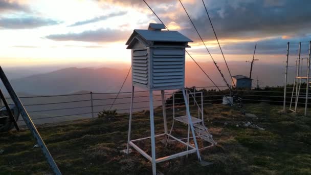 気象観測所と日没雲 ルーマニアのCeahlau Toaca — ストック動画