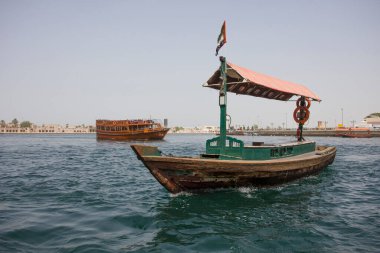 Dubai, Birleşik Arap Emirlikleri 'nde turistler için eski geleneksel bir tekne