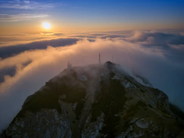 Sommet Des Montagnes Dessus Des Nuages Ceahlau Roumanie — Photo