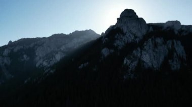 Romanya 'daki Ceahlau dağının benzersiz hava manzarası