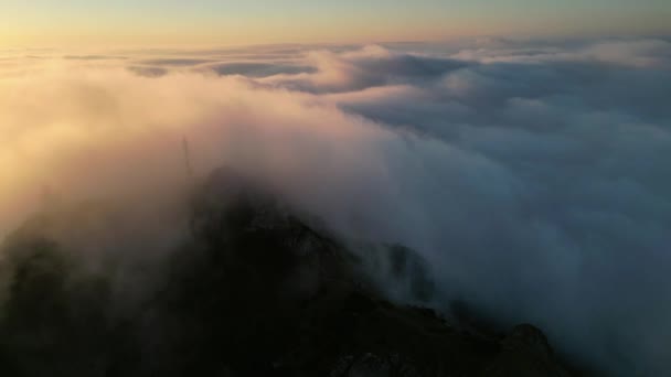 Hegy Tetején Naplemente Felhők Felett Ceahlau Románia — Stock videók