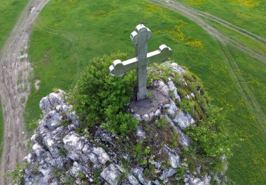 Piatra Teiului taşında metal haç, Romanya