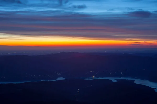 日没と湖 シーラウ山からの風景を表示します ルーマニア — ストック写真
