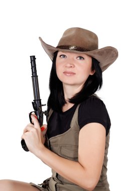elinde silah olan şapkalı esmer kız