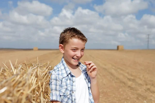 Portrait d'un garçon en milieu rural — Photo