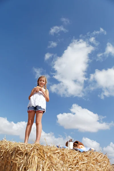 Una ragazza carina posa — Foto Stock