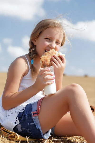 Une jolie jeune fille qui mange — Photo