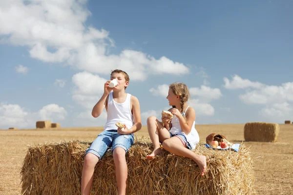 Happy kids eat — Stock Photo, Image