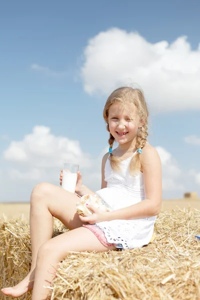 Hübsches Mädchen isst gesunde Mahlzeit — Stockfoto