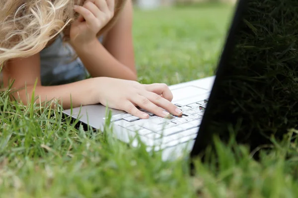 Meisje met laptop buiten — Stockfoto