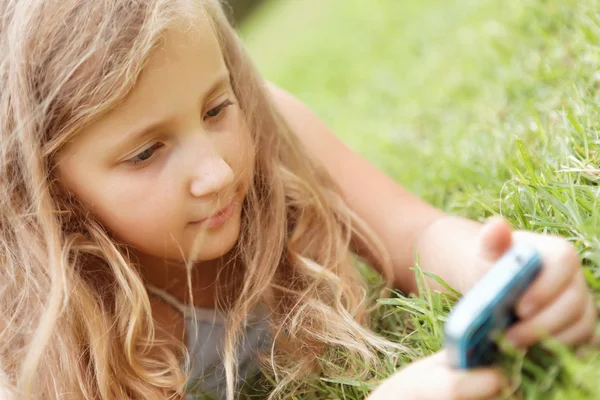 Mooi meisje buiten met een mobiele telefoon — Stockfoto