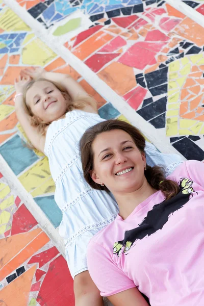 Porträtt av lycklig mor och dotter — Stockfoto