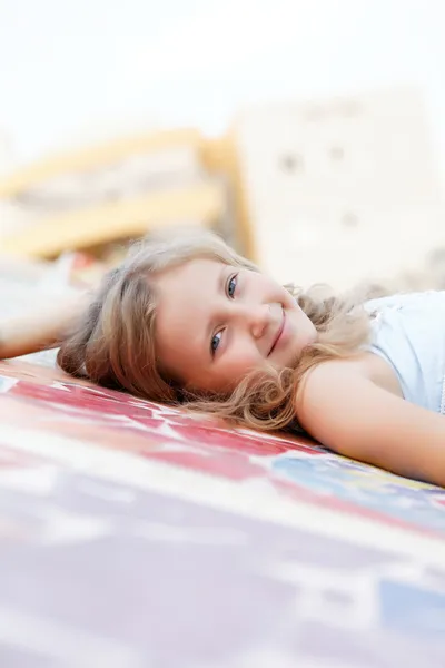 Portret van een schattig meisje poseren — Stockfoto