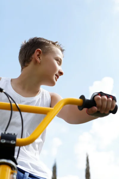 Lindo chico en una bicicleta fuera —  Fotos de Stock