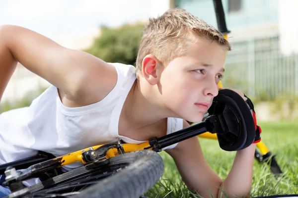スポーツ少年との外のバイク — ストック写真