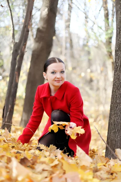 红色外套秋天的漂亮女孩 — 图库照片