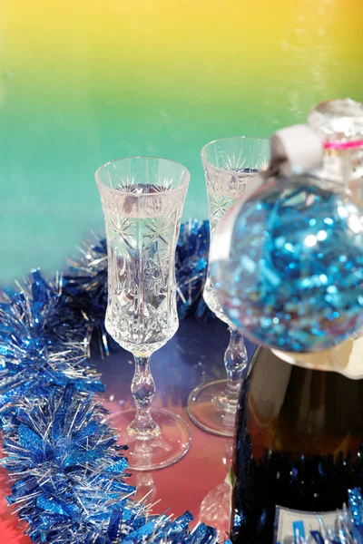 クリスマスの食卓にシャンパン グラス — ストック写真