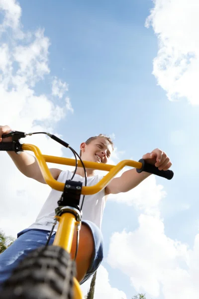 Chico en una bicicleta afuera — Foto de Stock