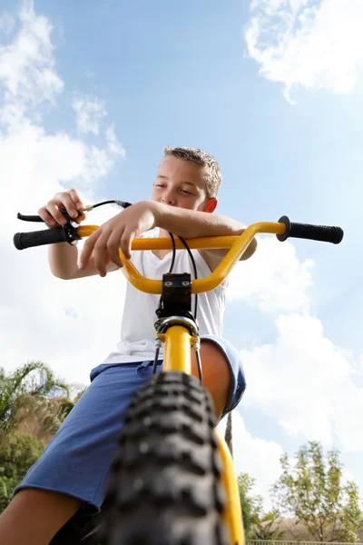 Hübscher Junge auf dem Fahrrad draußen — Stockfoto