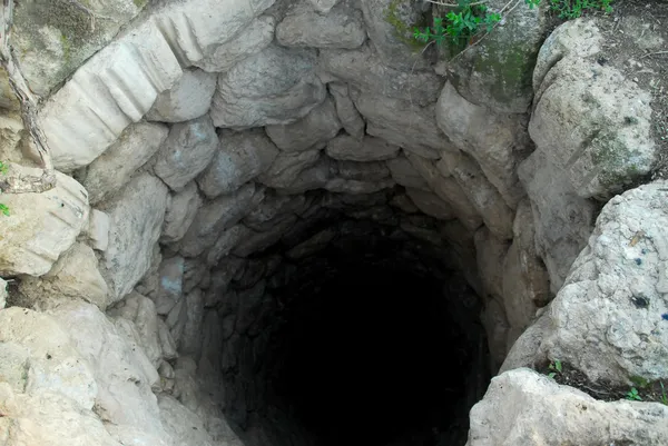 eski taş kuyunun