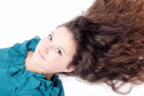 Chica bonita con el pelo largo y rizado — Foto de Stock