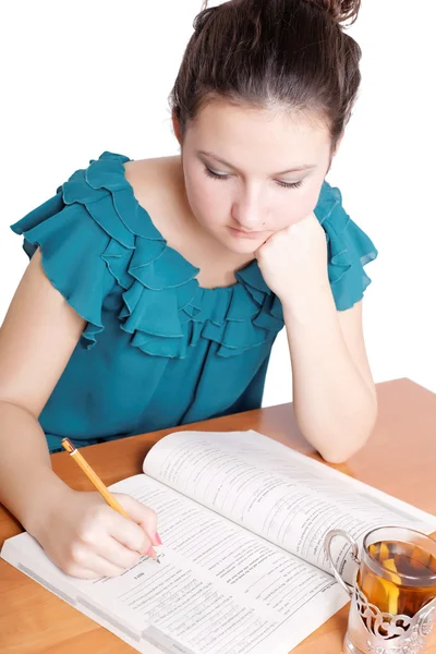 Chica bonita hace las lecciones — Foto de Stock