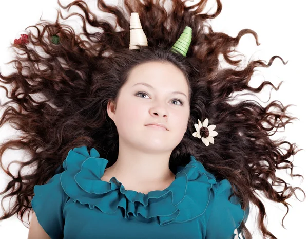 巻き毛の角を持つ少女のグラマラスな肖像画 — ストック写真