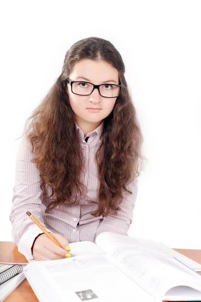 Teen brunetka školačka má ponaučení — Stock fotografie