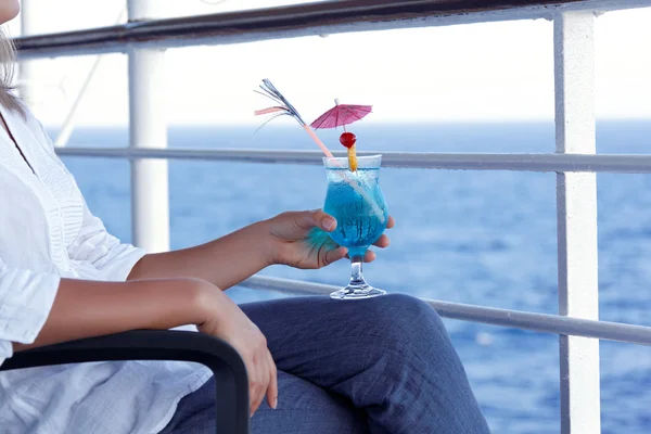 Mädchen trinkt einen Cocktail auf einer Reise — Stockfoto