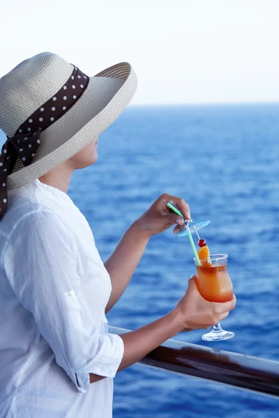 Pretty girl with a cocktail on a journey — Stock Photo, Image