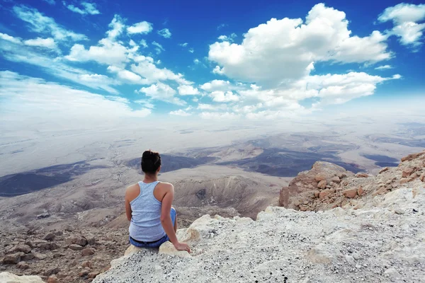 Menina goza dos mais belos pontos turísticos canyon — Fotografia de Stock