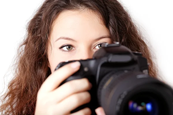 Lockigt tjejen med kameran isolerade — Stockfoto