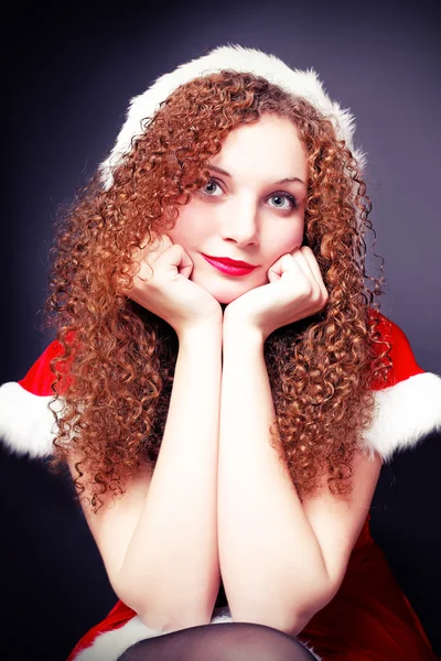 Menina muito encaracolado em um terno de Santa — Fotografia de Stock