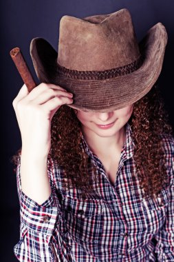 çok kıvırcık saçlı kız portresi