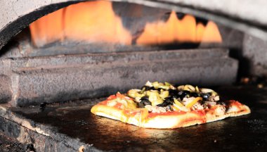 Pizza pişirilir