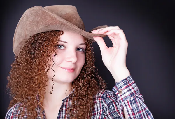 Porträt eines hübschen lockigen Mädchens — Stockfoto