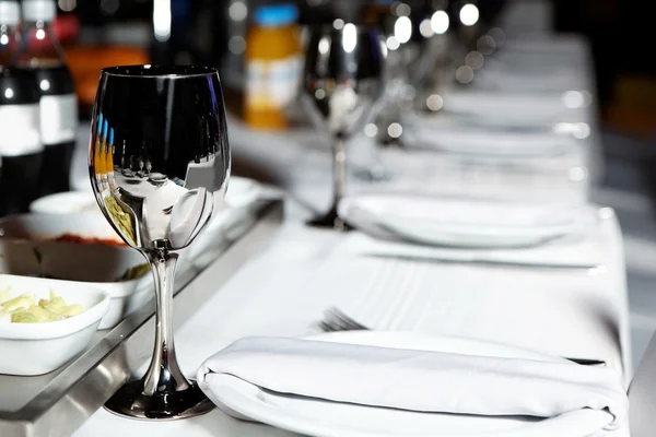 Feestzaal tabel voor een feestelijke geserveerd — Stockfoto