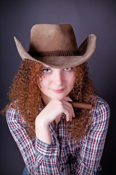 Ritratto di una bella ragazza il cowboy — Foto Stock