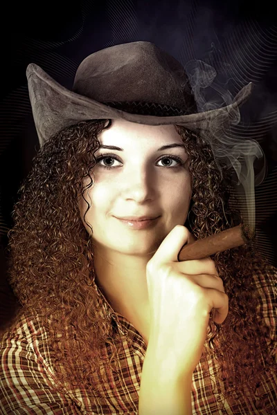 Hübsche lockige Mädchen der Cowboy mit einer Zigarre — Stockfoto