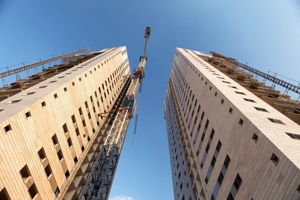 Construção de dois edifícios altos — Fotografia de Stock