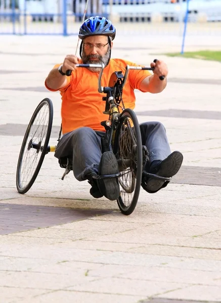 Man op een geïmproviseerde fiets — Stockfoto