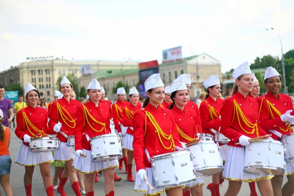 Processie van vrouwen orkest — Stockfoto