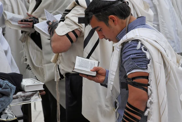 Worshipers pray at the Wailing Wall — Stock Photo, Image