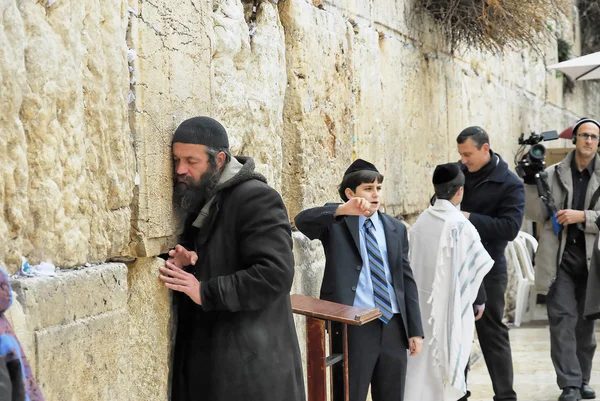 Rezando en el Muro de los Lamentos Jerusalén —  Fotos de Stock